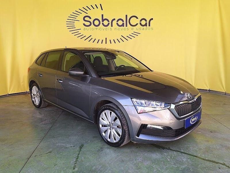 Cinza Usado 2022 Skoda Scala Ambition Citadino | € 18.000 (Preço justo) - Imagem 1/4