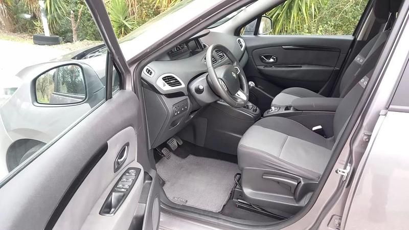 Usado Renault Grand Scénic III Dynamique 110 HP (80 kW) 2012 Cinza prata Monovolume