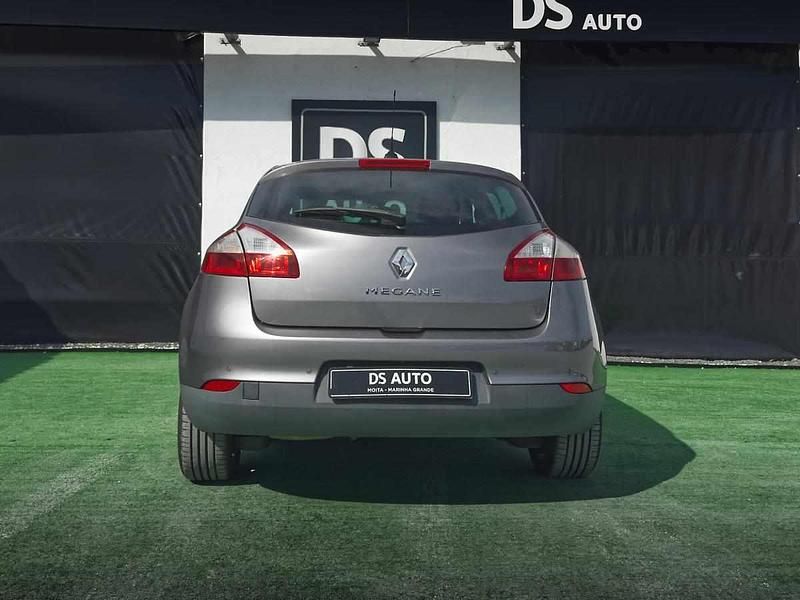 Usado Renault Mégane III 130 HP (95 kW) 2014 Cinzento Sedan