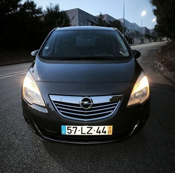 Cinzento Usado 2011 Opel Meriva Monovolume | € 3.800 (Preço justo) - Imagem 1/4