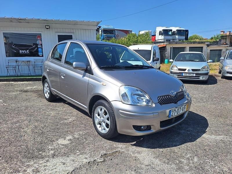 Cinza Usado 2003 Toyota Yaris Sol Citadino | € 4.500 (Preço justo) - Imagem 1/4