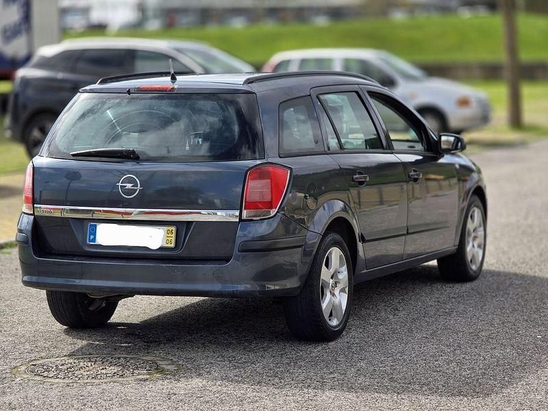 Usado Opel Astra 90 HP (66 kW) 2006 Sedan