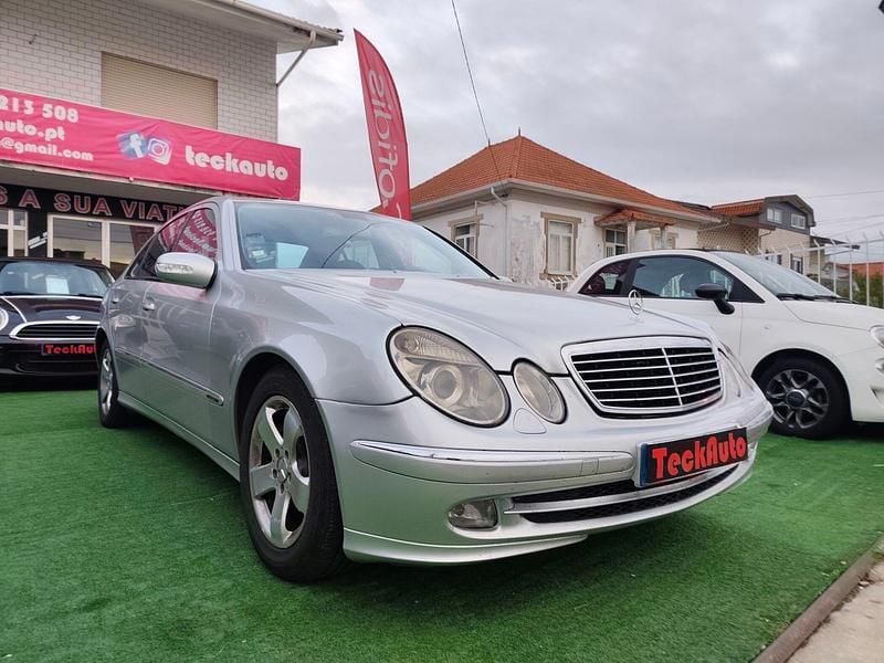 Cinza Usado 2003 Mercedes E220 Avantgarde Sedan | € 7.680 - Imagem 1/4