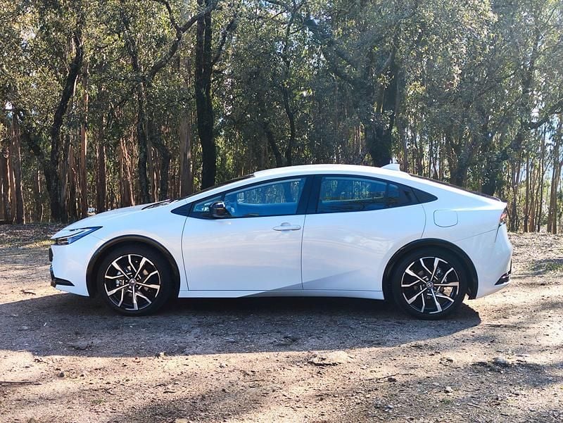 Usado Toyota Prius Luxury 223 HP (164 kW) 2024 Branco (pintura metalizada especial) Sedan