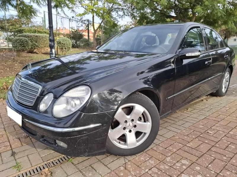 Usado Mercedes E220 150 HP (110 kW) 2003 Preto Sedan