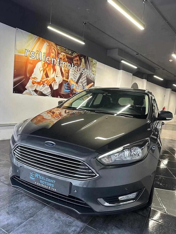 Usado Ford Focus 120 HP (88 kW) 2018 Cinzento Carrinha