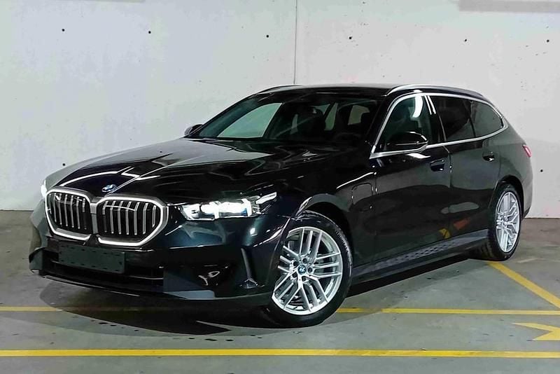 Preto Novo 2025 BMW 530e Carrinha | € 74.000 (Preço justo) - Imagem 1/4