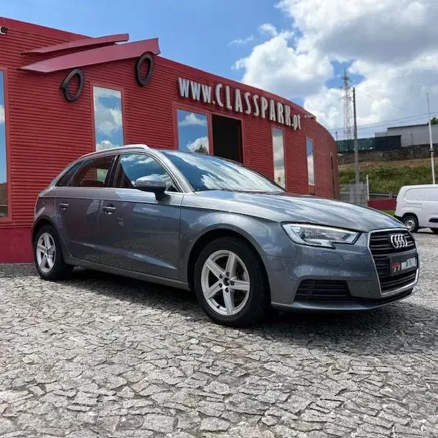 Cinzento Usado 2019 Audi A3 Sportback Sport Carrinha | € 19.500 (Preço justo) - Imagem 1/4