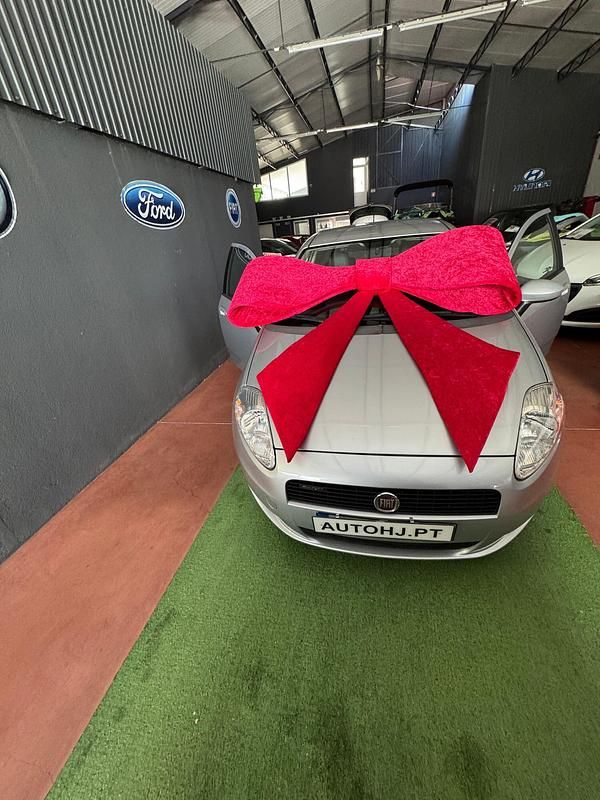 Cinza Usado 2009 Fiat Grande Punto Dynamic Citadino | € 5.900 - Imagem 1/4