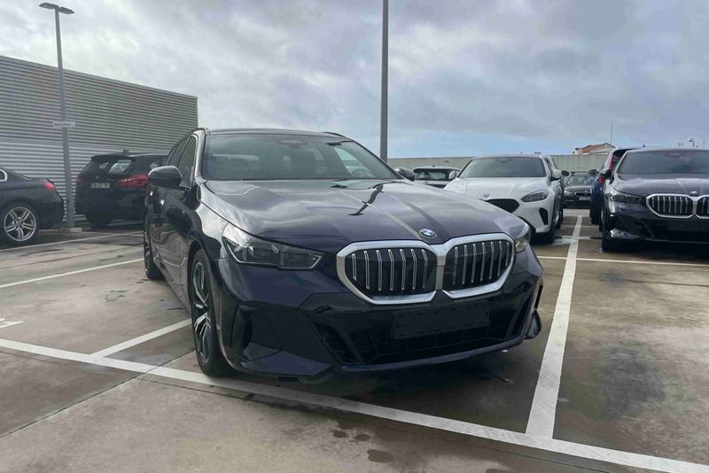 Preto Usado 2024 BMW 520 Comfort Edition Carrinha | € 82.490 - Imagem 1/4
