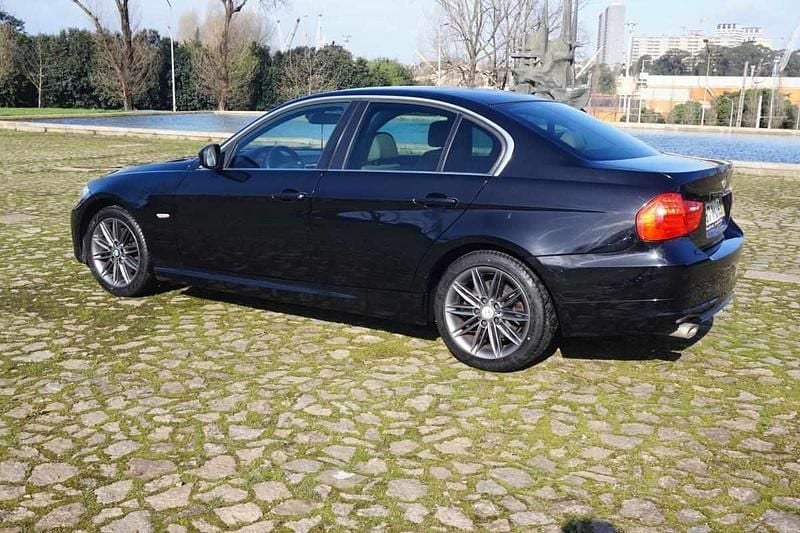 Usado BMW 318 143 HP (105 kW) 2011 Preto Sedan