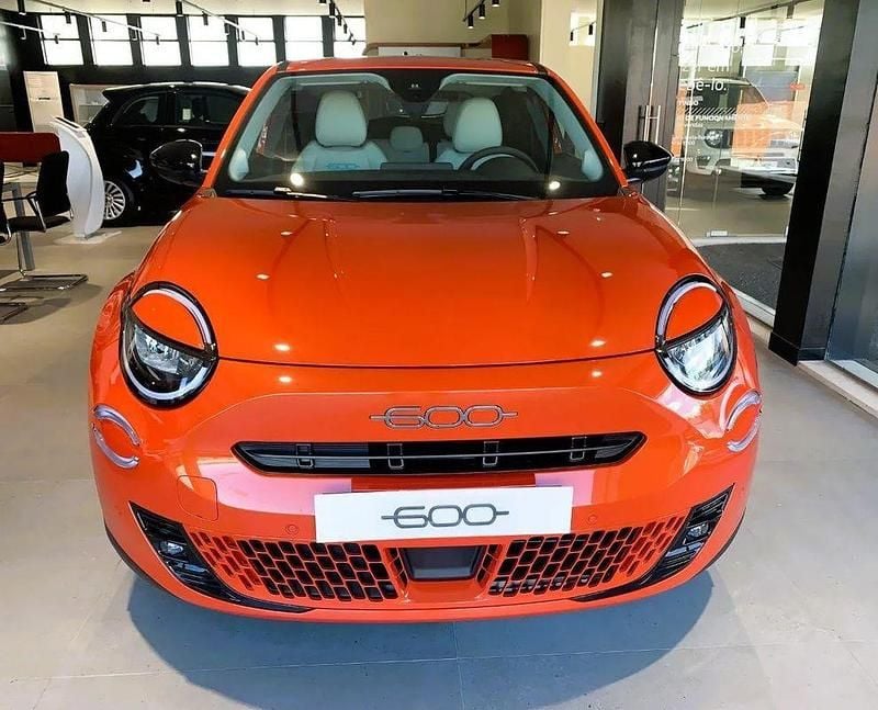 Usado Fiat 600 Red 114 kW (156 HP) 2023 Laranja SUV