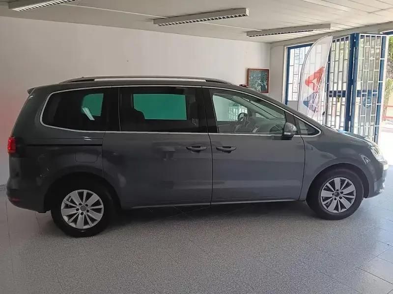 Usado VW Sharan 150 HP (110 kW) 2018 Cinzento Monovolume