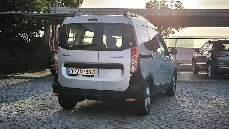 Usado Dacia Dokker Stepway 115 HP (84 kW) 2018 Cinzento Monovolume