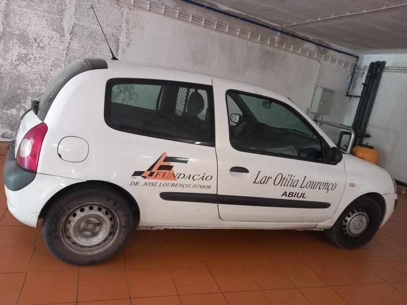 Branco Usado 2006 Renault Clio II Citadino | € 2.600 (Bom preço) - Imagem 1/4