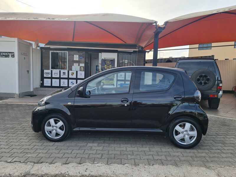 Usado Toyota Aygo 68 HP (50 kW) 2012 Preto Citadino