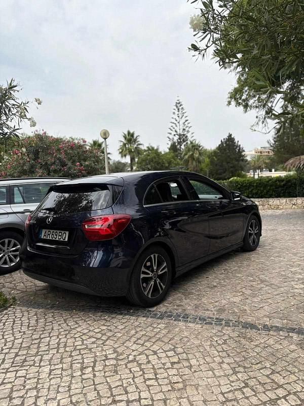 Azul Usado 2017 Mercedes A180 Citadino | € 15.000 (Preço justo) - Imagem 1/4