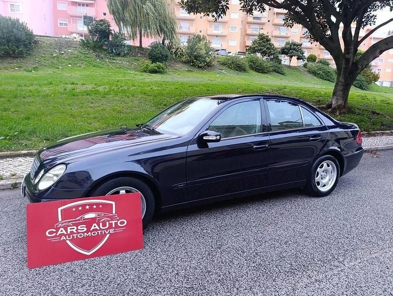 Azul Usado 2004 Mercedes E220 Elegance Sedan | € 8.750 - Imagem 1/4