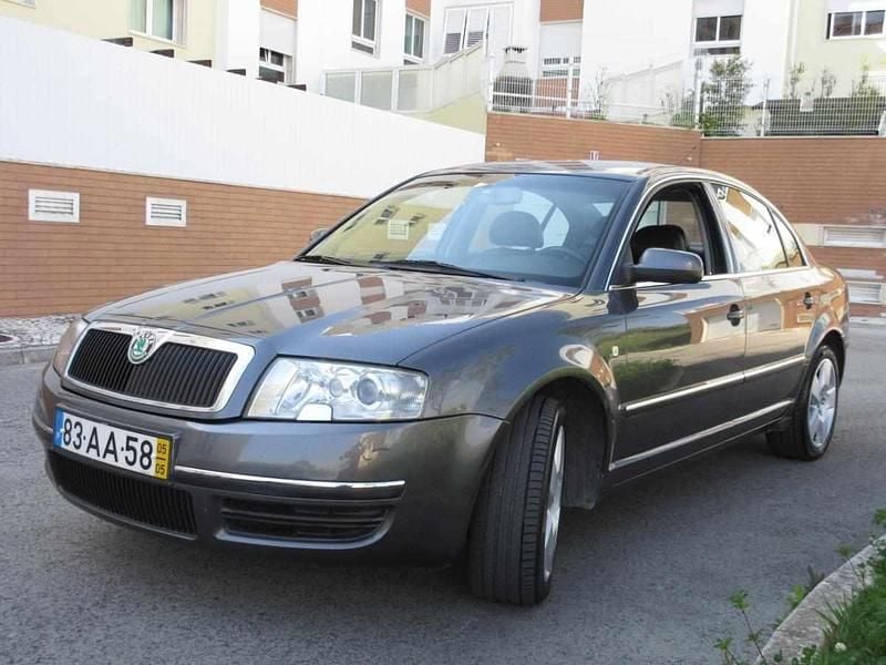 Usado Skoda Superb 131 HP (96 kW) 2005 Cinzento Sedan