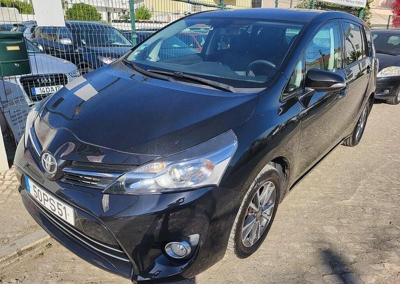 Cinza Usado 2015 Toyota Verso Comfort Monovolume | € 14.900 - Imagem 1/4
