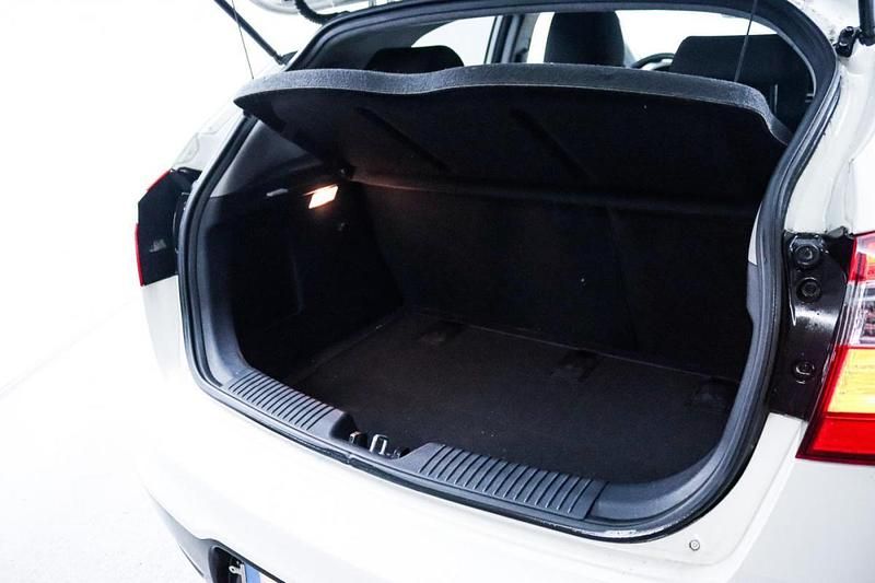 Usado Kia Rio 75 HP (55 kW) 2014 Branco