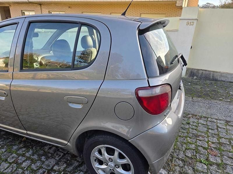 Usado 2003 Toyota Yaris Sedan | € 3.000 - Imagem 1/4