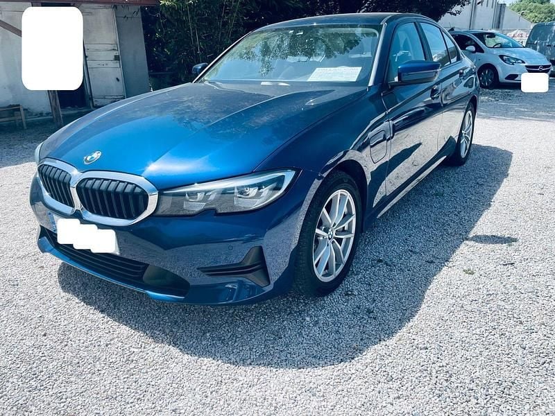 Azul Usado 2020 BMW 330 Sedan | € 23.999 - Imagem 1/4