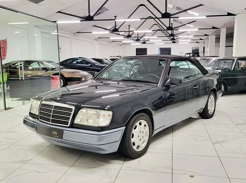 Usado Mercedes E220 150 HP (110 kW) 1995 Preto Cabrios