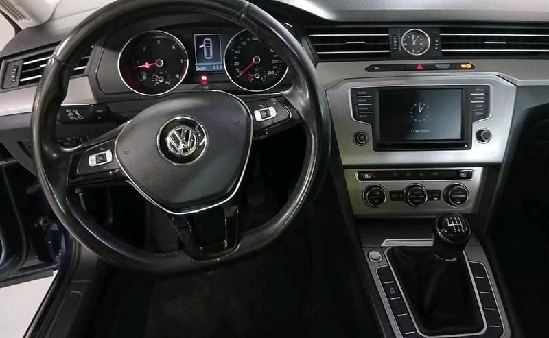 Usado VW Passat Trendline 120 HP (88 kW) 2015 Azul Carrinha