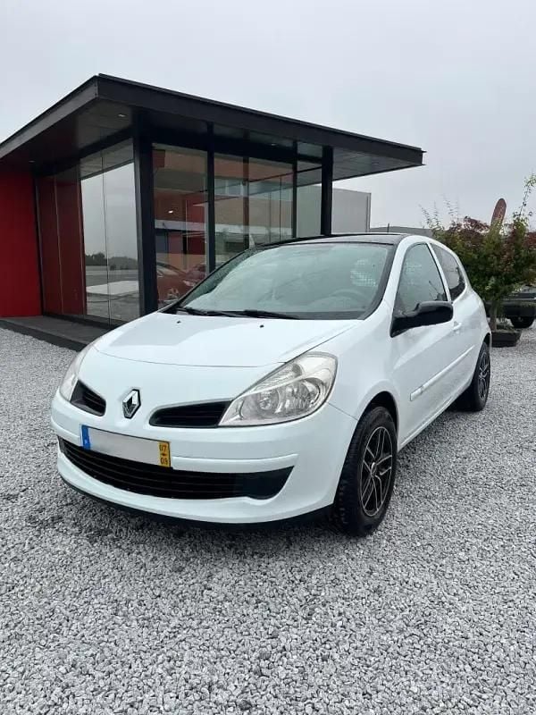 Branco Usado 2007 Renault Clio II Citadino | € 3.990 (Preço justo) - Imagem 1/4
