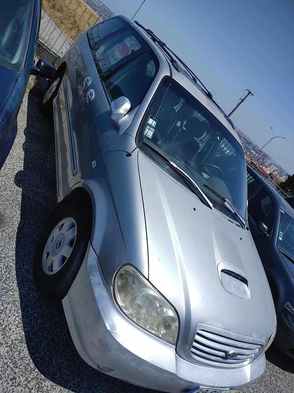 Cinzento Usado 2003 Kia Carnival Monovolume | € 2.100 - Imagem 1/4