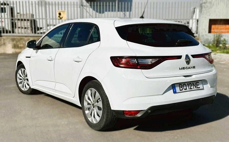 Usado Renault Mégane IV 115 HP (84 kW) 2019 Branco Sedan