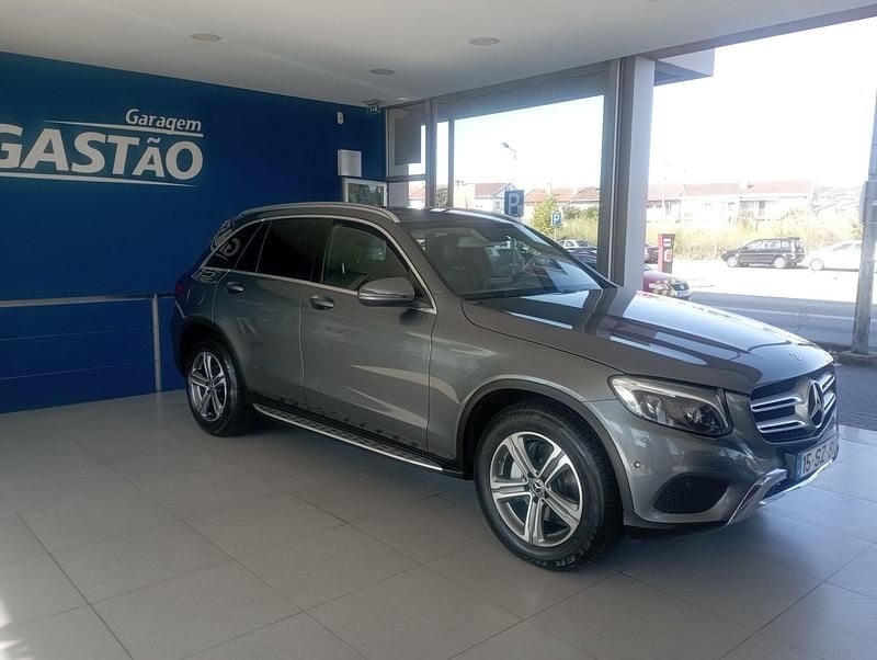 Cinza Usado 2017 Mercedes GLC250 AMG line SUV | € 32.900 - Imagem 1/4