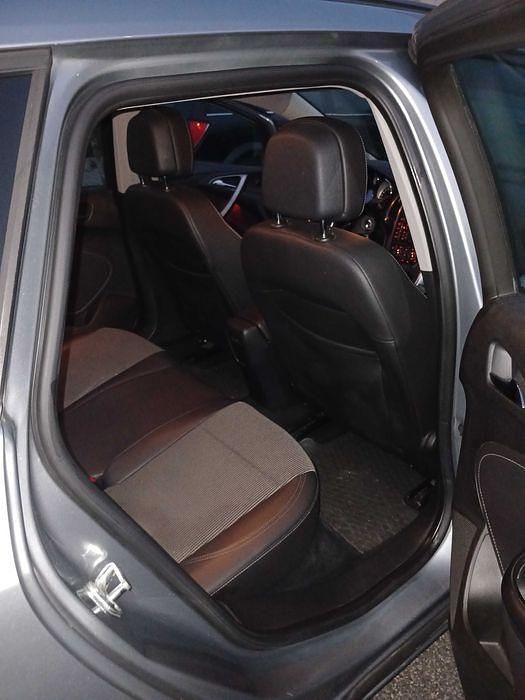 Usado Opel Astra Cosmo 125 HP (91 kW) 2011 Sedan