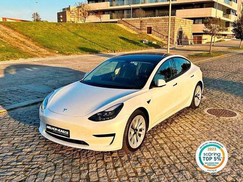 Branco Usado 2021 Tesla Model 3 Sedan | € 28.750 (Preço justo) - Imagem 1/4