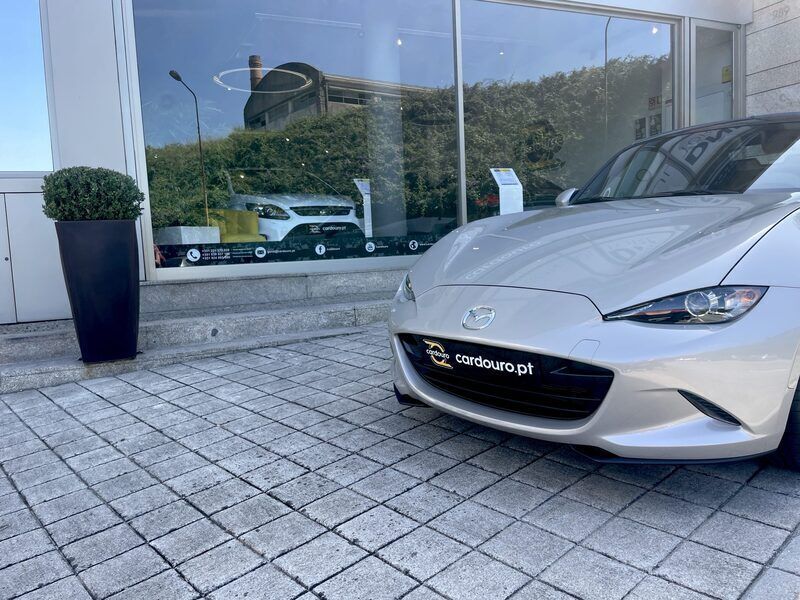 Usado Mazda MX5 Evolve 132 HP (97 kW) 2022 Cinzento preto Cabrios