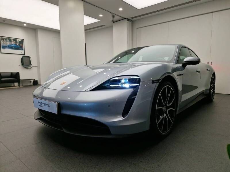 Prata dolomite metalizado Usado 2022 Porsche Taycan Sedan | € 78.950 (Caro) - Imagem 1/4
