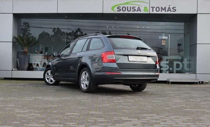 Usado Skoda Octavia 110 HP (80 kW) 2016 Cinzento Carrinha