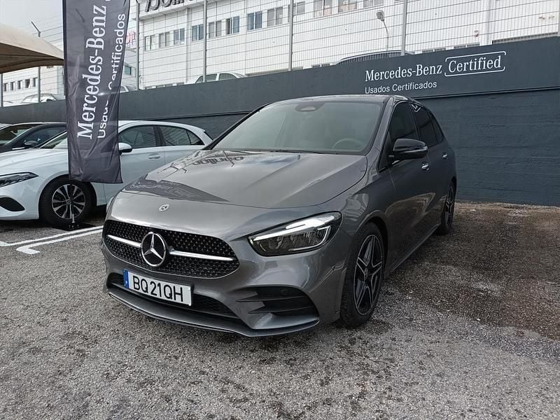 Cinza Usado 2025 Mercedes B180 AMG line Monovolume | € 41.000 - Imagem 1/4