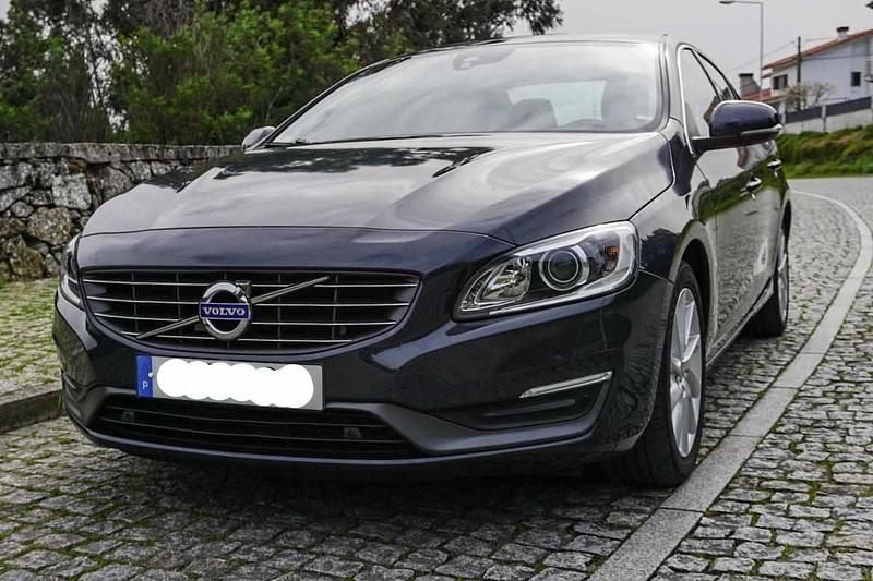 Usado Volvo S60 181 HP (133 kW) 2015 Cinzento Sedan