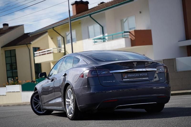 Usado Tesla Model S 314 kW (428 HP) 2015 Cinzento Citadino