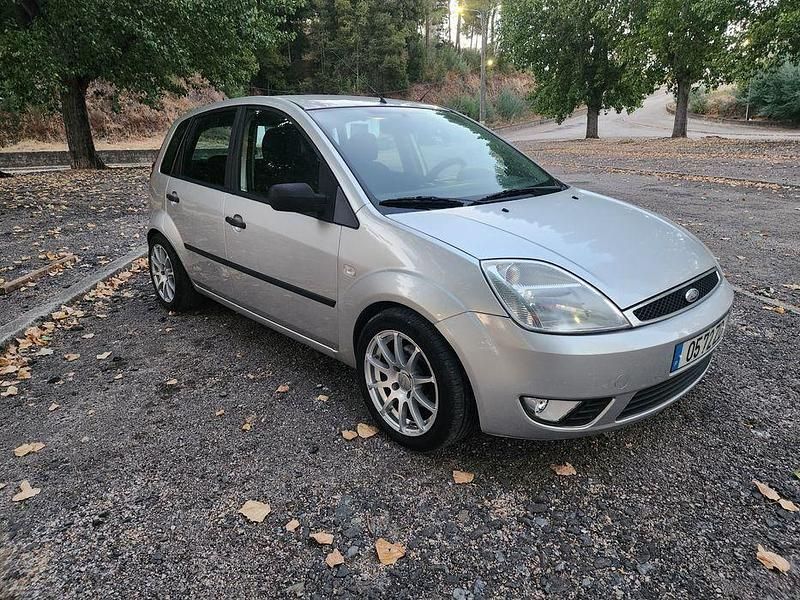 Cinzento Usado 2004 Ford Fiesta Citadino | € 2.490 (Bom preço) - Imagem 1/4