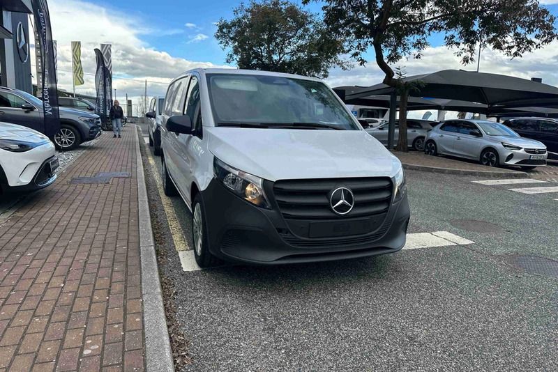 Branco Novo 2025 Mercedes Vito Monovolume | € 45.000 (Super Preço) - Imagem 1/4