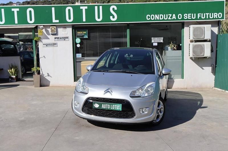 Cinza Usado 2011 Citroën C3 Attraction Citadino | € 7.970 (Preço justo) - Imagem 1/4