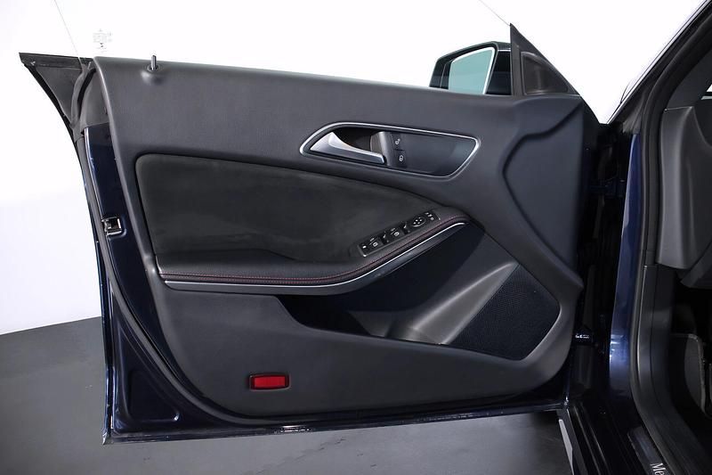 Usado Mercedes CLA180 AMG line 109 HP (80 kW) 2018 Azul Sedan