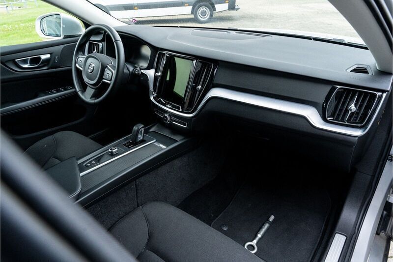 Usado Volvo V60 Momentum 392 HP (288 kW) 2020 Cinzento Carrinha