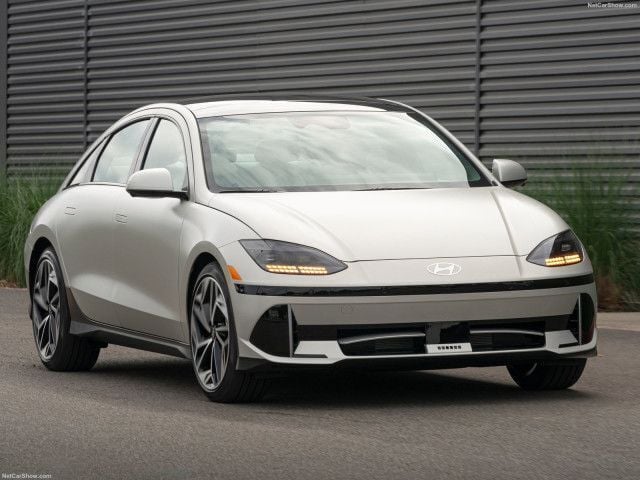 Cinzento Usado 2023 Hyundai Ioniq 6 Techniq Sedan | € 33.000 - Imagem 1/4