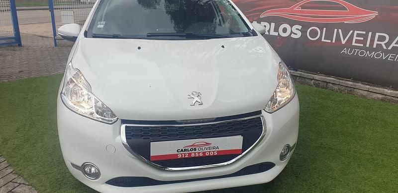 Branco glaciar Usado 2015 Peugeot 208 Active Citadino | € 8.750 (Preço justo) - Imagem 1/4