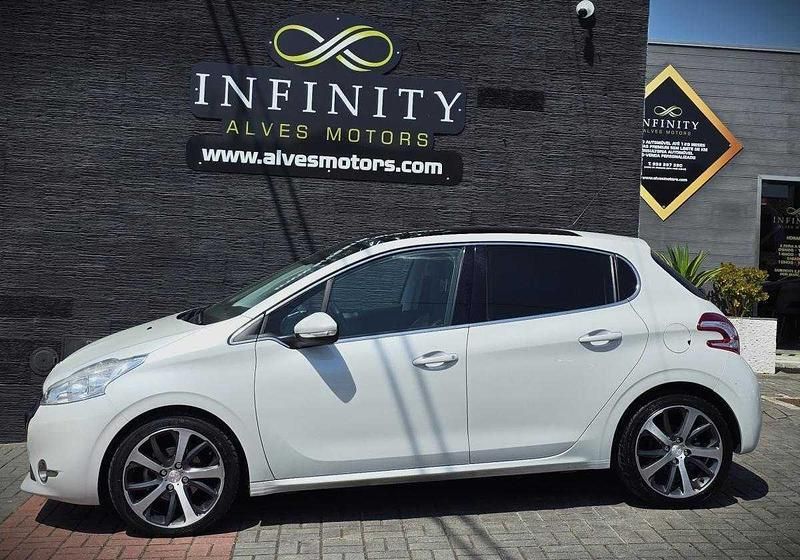 Branco Usado 2015 Peugeot 208 Citadino | € 11.500 (Preço elevado) - Imagem 1/4