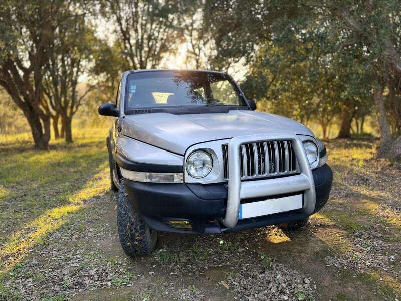 Cinzento Usado 2000 Ssangyong Korando | € 5.000 - Imagem 1/4